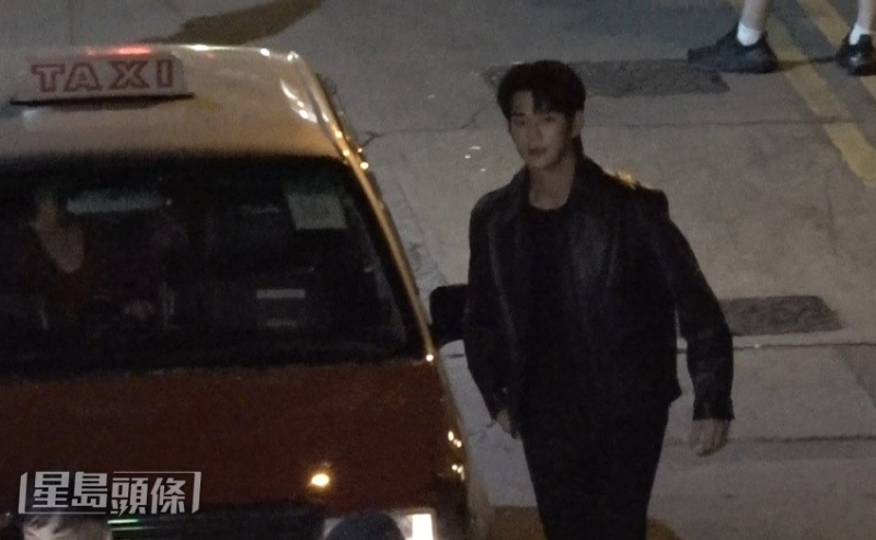 剧情讲述金秀贤和的士司机发生争执,随后嬲爆爆落车。 剧情讲述金秀贤和的士司机发生争执,随后嬲爆爆落车。