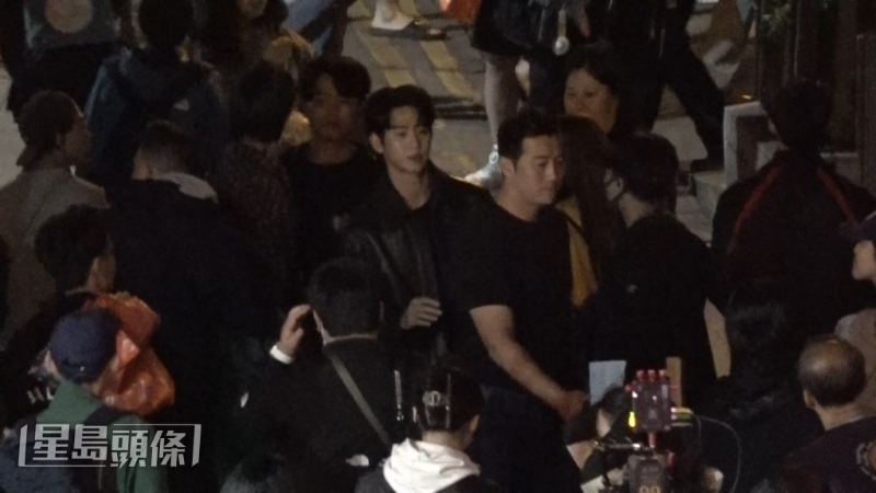 大只保镳贴身保护,更行前为金秀贤开路。 大只保镳贴身保护,更行前为金秀贤开路。