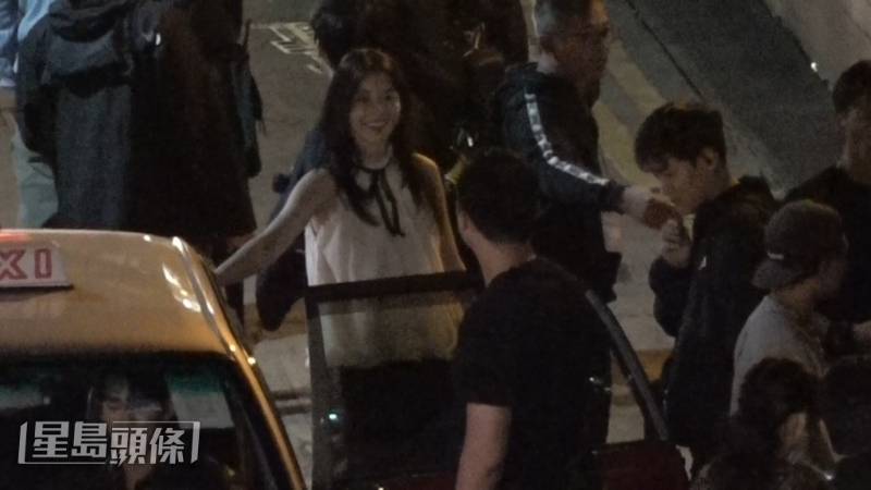 坐在的士后座的女主角曹宝儿,下车后与工作人员欢谈。 坐在的士后座的女主角曹宝儿,下车后与工作人员欢谈。