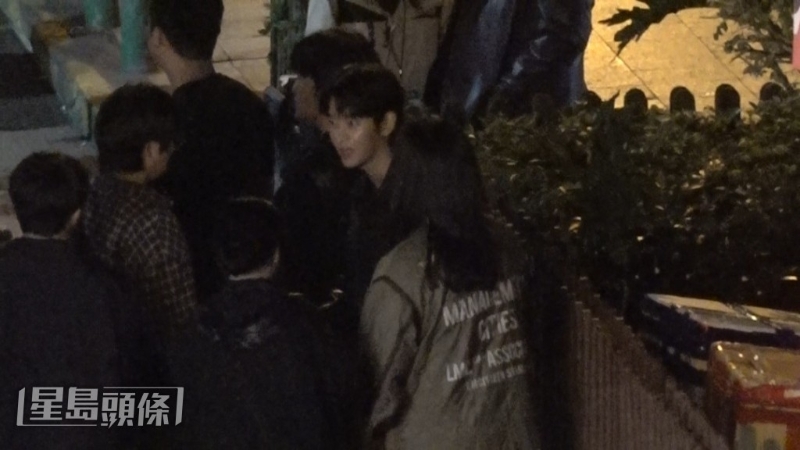 跟工作人员有讲有笑,心情轻松。 跟工作人员有讲有笑,心情轻松。