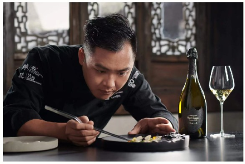 年轻的粤菜主厨陈晓东在精心摆盘。 年轻的粤菜主厨陈晓东在精心摆盘。