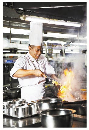 广州酒家厨师蔡伟域在专注烹饪。 广州酒家厨师蔡伟域在专注烹饪。