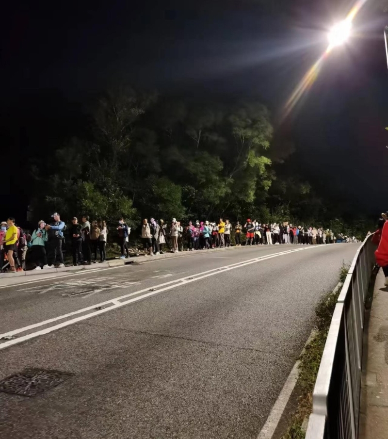 日前,有小红书博主分享过百人在大东山轮候巴士等待下山,更加表示人龙中「大部份都是深圳的山友」,人龙非常夸张。(图片来源:高员外@小红书) 日前,有小红书博主分享过百人在大东山轮候巴士等待下山,更加表示人龙中「大部份都是深圳的山友」,人龙非常夸张。(图片来源:高员外@小红书)