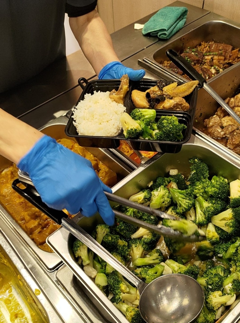 区菜款式方面，大约可见有炒西兰花、咖喱鸡、木耳蒸鸡、豉汁排骨等等。