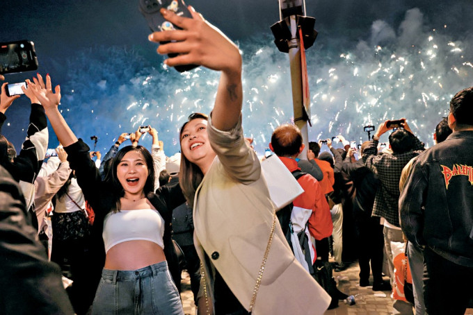 跨年倒数烟花汇演便吸引48万人次在维港两岸观赏。 跨年倒数烟花汇演便吸引48万人次在维港两岸观赏。