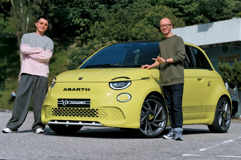 有关袁伟豪(左)试驾Abarth 500e详细试车感受，大家可到《驾驶舱》频道观看影片。