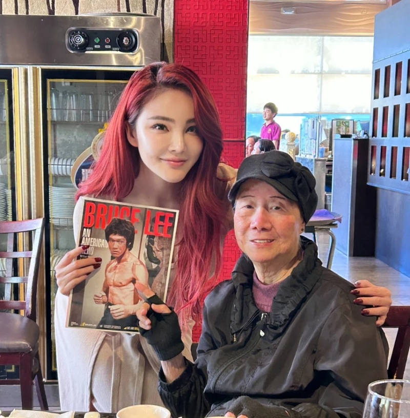 近日,内地女星刘雨欣(现名刘玥霏)在小红书上分享了一张在美国巧遇李小龙姐姐李秋源的合照。 近日,内地女星刘雨欣(现名刘玥霏)在小红书上分享了一张在美国巧遇李小龙姐姐李秋源的合照。