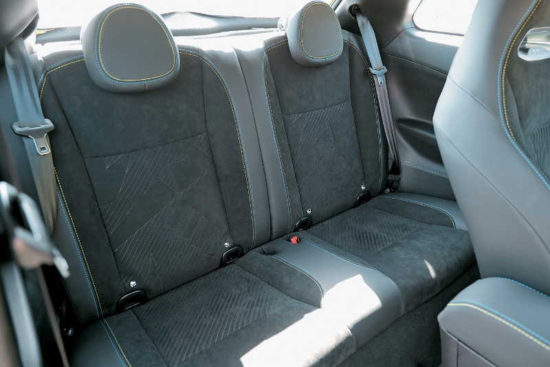 后排可载两人，以小车标准空间算合理。