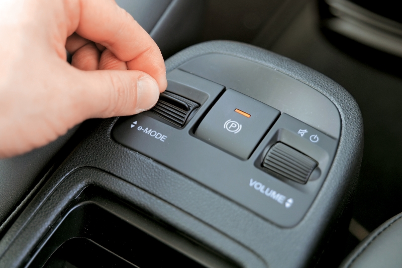 驾驶模式快捷键位于中央手枕位置。