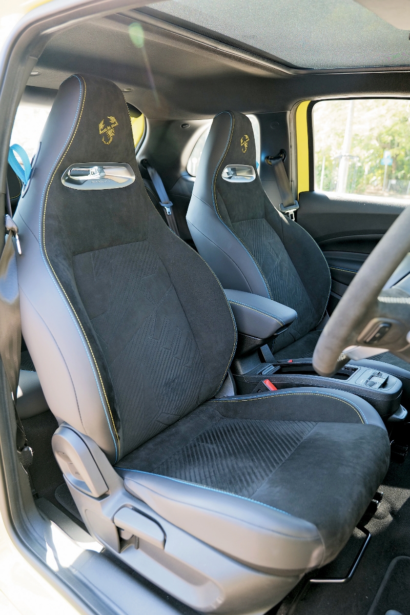 专用手动桶椅以Alcantara麖面物料包裹。