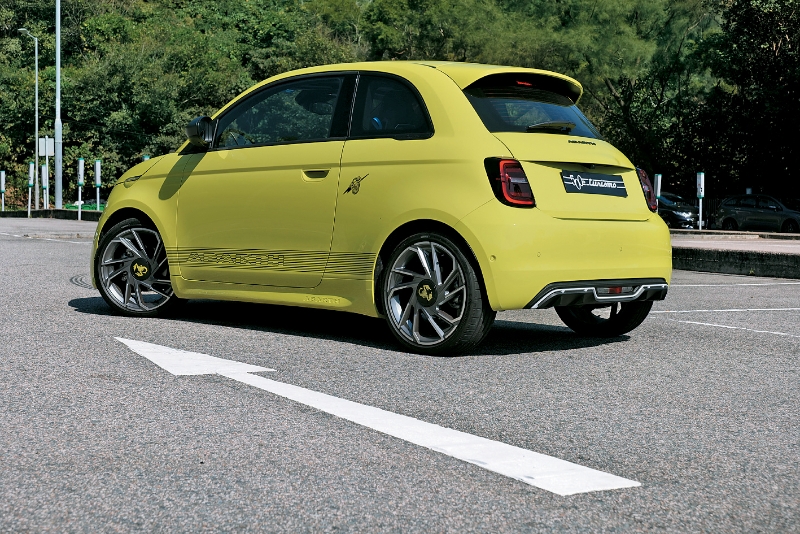 Abarth 500e示范车配上Acid Green颜色，须另加5千元(未连税)。