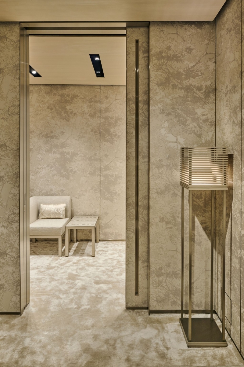 新概念精品店特设两间以Armani  Casa建材及墙纸装潢的更衣室。 （GA广东道店）