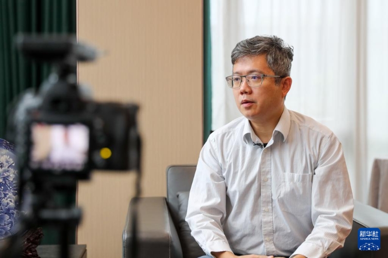 11月25日，在横琴澳门青年创业谷，纳金科技创始人雷震接受采访。新华社记者 王益亮 摄