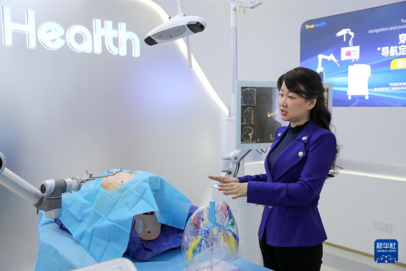 11月24日，在横琴澳门青年创业谷，真健康公司创始人、澳门青年张昊任介绍产品“穿刺手术导航定位系统”。新华社记者 王益亮 摄