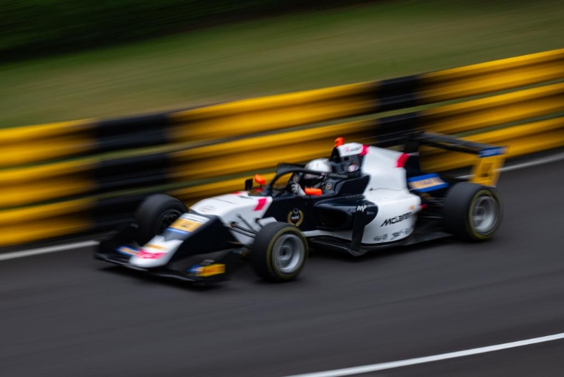 11月15日，第71届澳门格兰披治大赛车进行第二日的比赛。新华社记者 张金加 摄