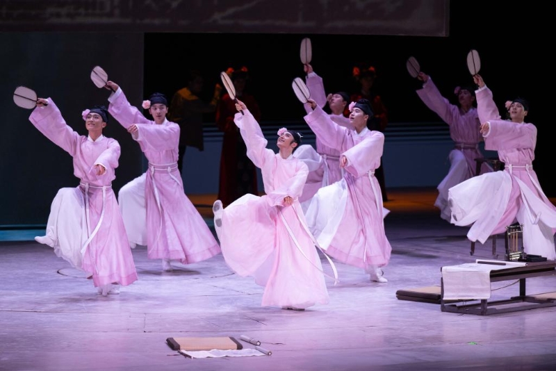 7月18日，演员在舞蹈诗剧《只此青绿》中表演。新华社记者 张金加 摄