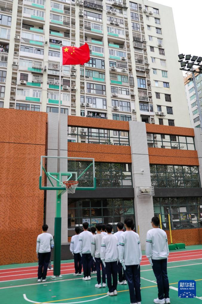 学生在澳门教业中学操场举行升国旗仪式