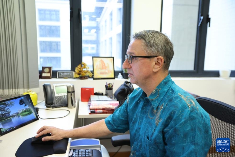 2024年11月14日,澳门大学社会科学学院副教授、来自美国的托德·莱尔·桑德尔(中文名申大德)在办公室工作。新华社记者 梁家骏 摄 2024年11月14日,澳门大学社会科学学院副教授、来自美国的托德·莱尔·桑德尔(中文名申大德)在办公室工作。新华社记者 梁家骏 摄