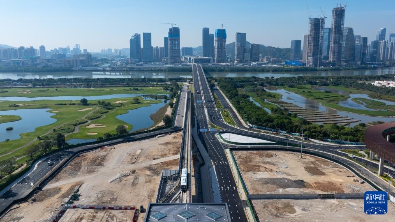 澳门轻轨从莲花站开往横琴站