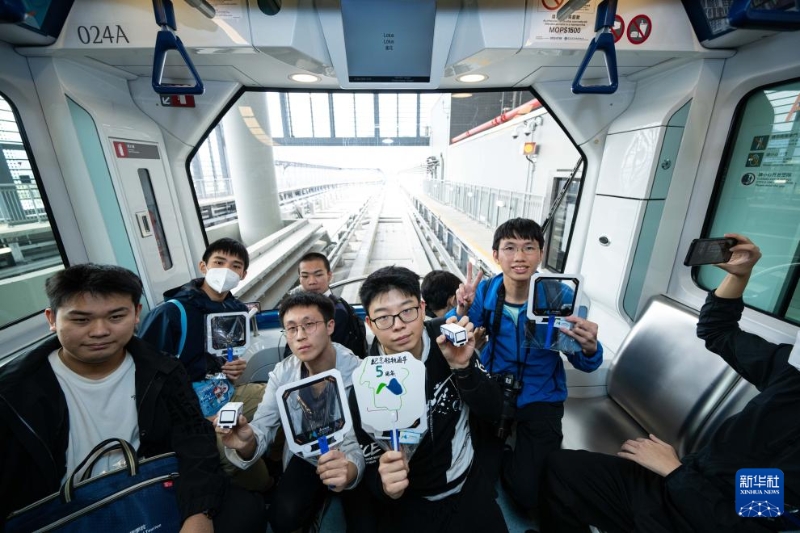 市民搭乘澳门轻轨前往横琴站