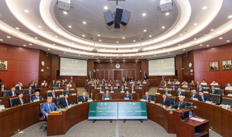 10月21日,与会者在论坛上合影。新华社发 10月21日,与会者在论坛上合影。新华社发