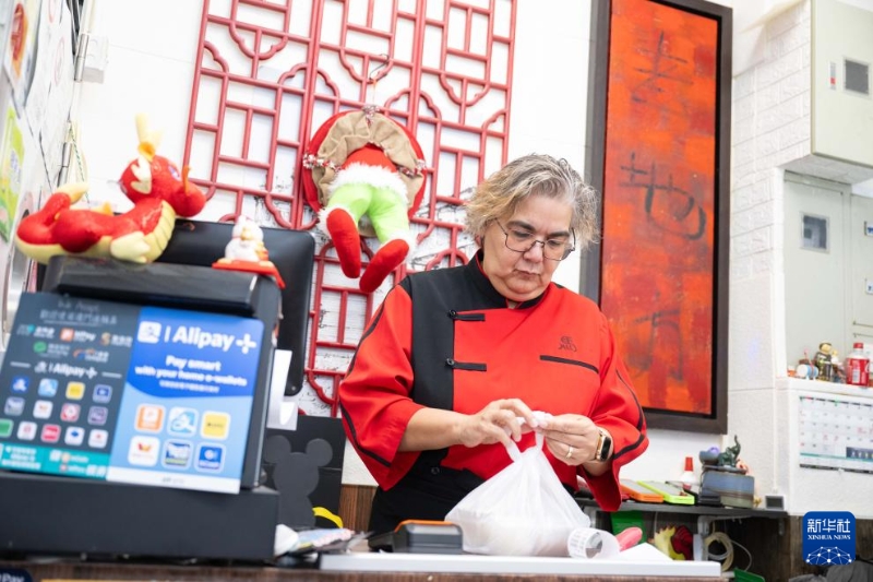 土生葡人马安娜准备客人的外卖