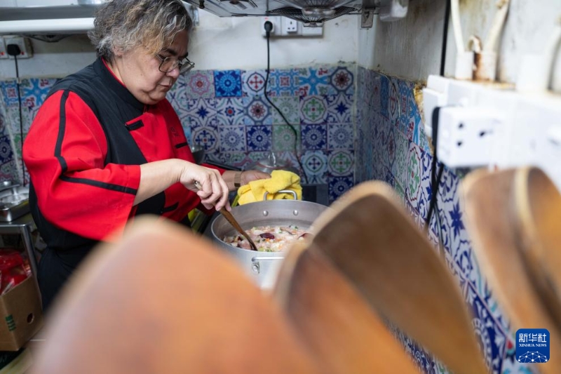 土生葡人马安娜在“老地方”餐厅烹煮土生菜