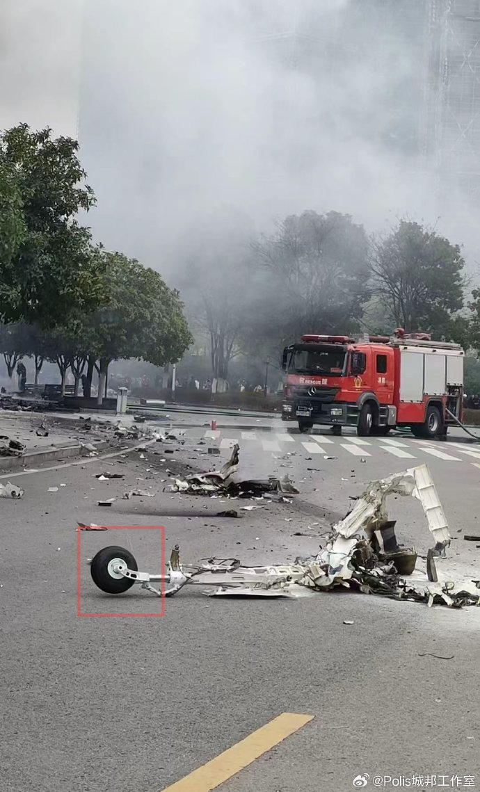 大型无人机坠落市区，消防到场处置。