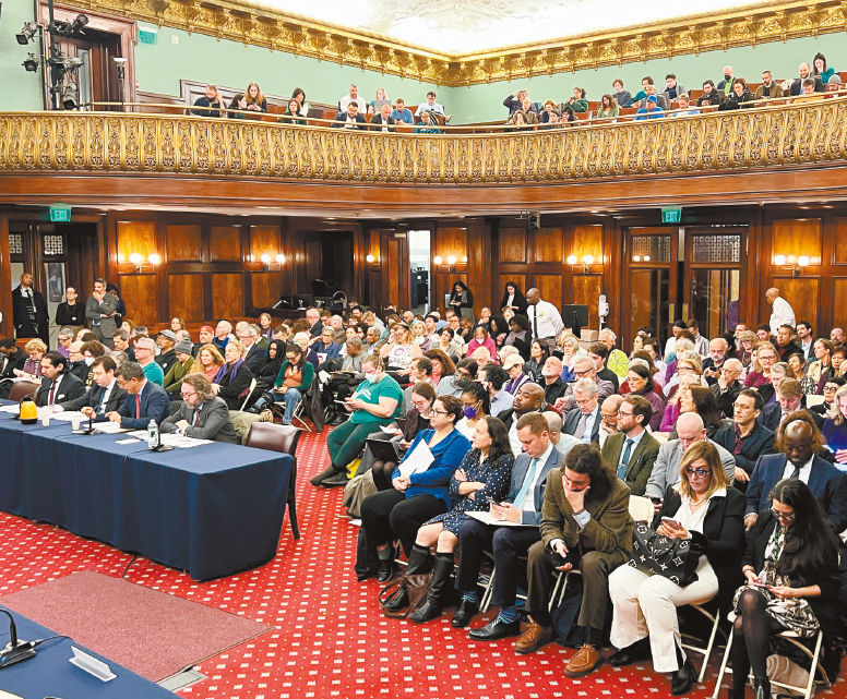 市议厅法案支持者。 市议厅法案支持者。