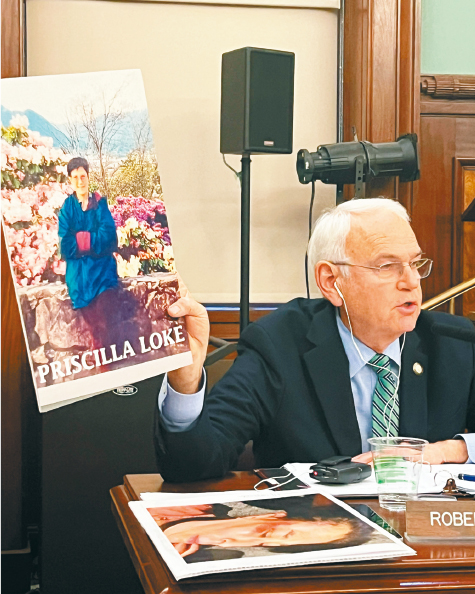 市议员何顿拿着陆瑞英遗照。 市议员何顿拿着陆瑞英遗照。