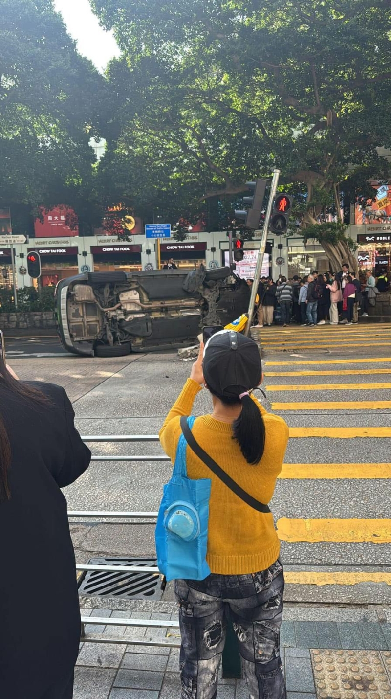 今日(13日) 中午尖沙咀弥敦道近加连威老道 The One 对出,发生交通意外。 今日(13日) 中午尖沙咀弥敦道近加连威老道 The One 对出,发生交通意外。