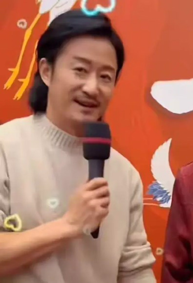 吴京留起长发及胡子 吴京留起长发及胡子