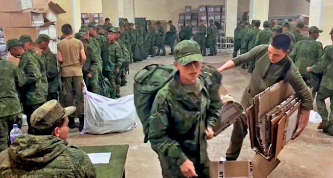 抵达俄国的北韩士兵,领取俄国军服。乌克兰讯息与安全部 抵达俄国的北韩士兵,领取俄国军服。乌克兰讯息与安全部