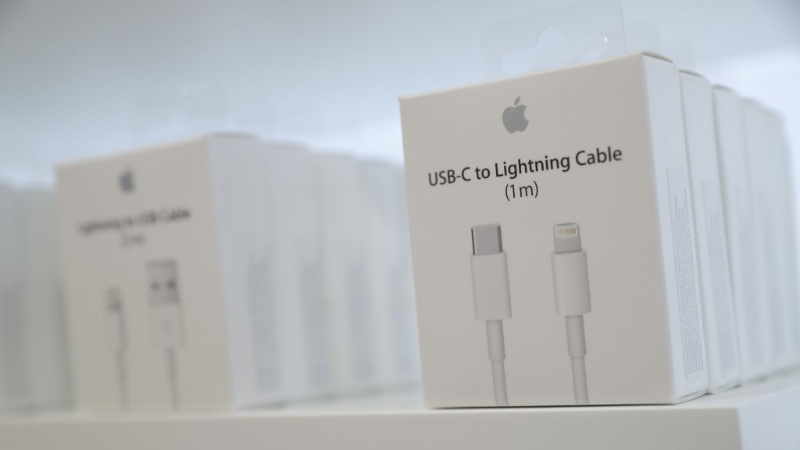 近年大部份产品皆使用USB-C插头，苹果才逐渐淘汰自家Lightning接头。路透社