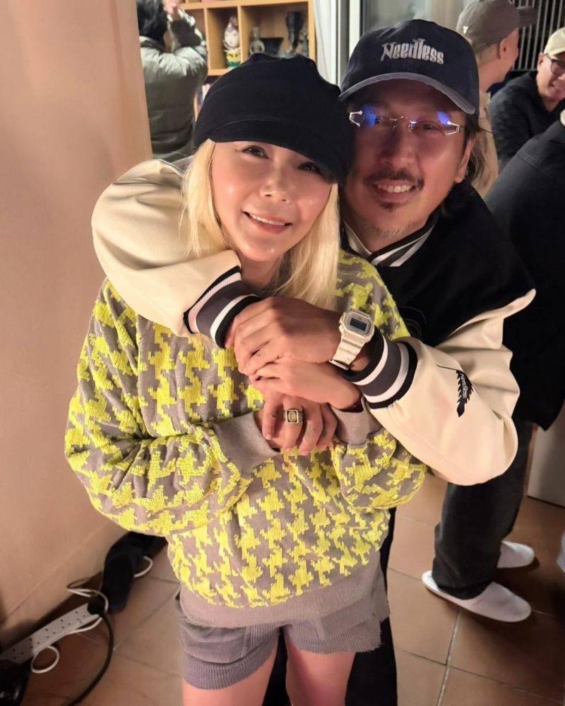 杜如风昨日贴上为何超仪庆祝的相片。