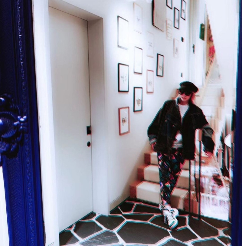 何超仪平日都经常在家中拍照。1