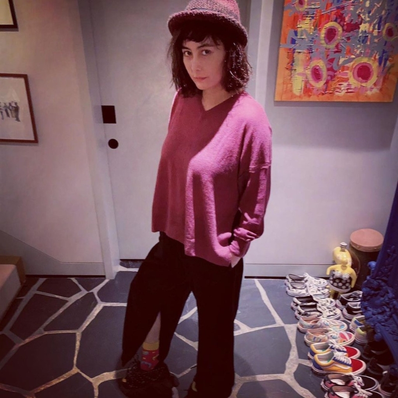 何超仪平日都经常在家中拍照。