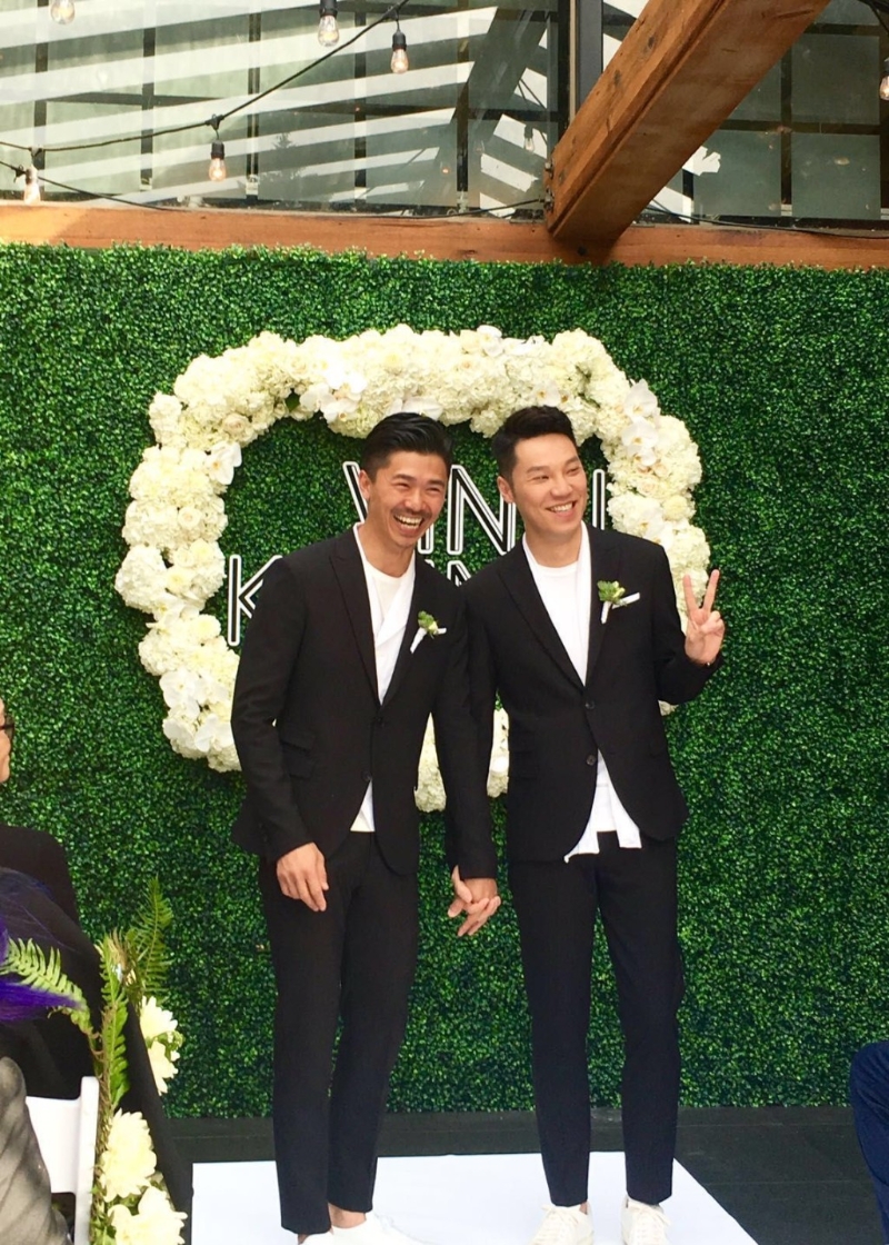 王贤志同伴侣Kevin系首宗艺人同性婚姻,两人2016年温哥华完婚。 王贤志同伴侣Kevin系首宗艺人同性婚姻,两人2016年温哥华完婚。