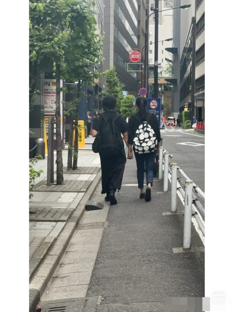 郑伊健与蒙嘉慧外出不忘手拖手,十分甜蜜。 郑伊健与蒙嘉慧外出不忘手拖手,十分甜蜜。