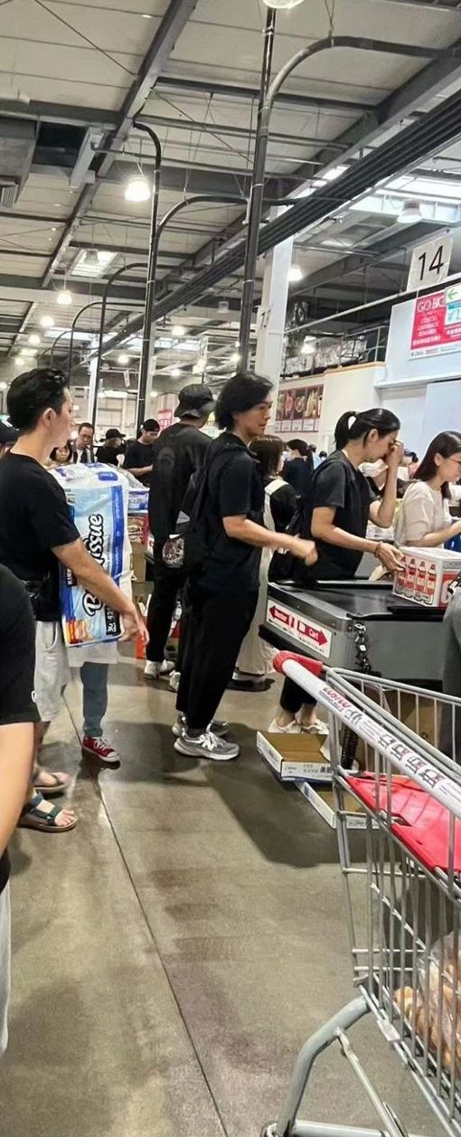 蒙嘉慧被指有点发福,被网民指孕味浓。 蒙嘉慧被指有点发福,被网民指孕味浓。