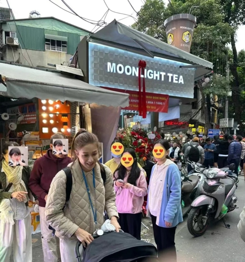 近日钟嘉欣一连三场的“记忆记得·钟嘉欣演唱会」佛山站已圆满落幕,有网民就在小红书上分享了两张于越南河内火车街巧遇钟嘉欣的照片。 近日钟嘉欣一连三场的“记忆记得·钟嘉欣演唱会」佛山站已圆满落幕,有网民就在小红书上分享了两张于越南河内火车街巧遇钟嘉欣的照片。