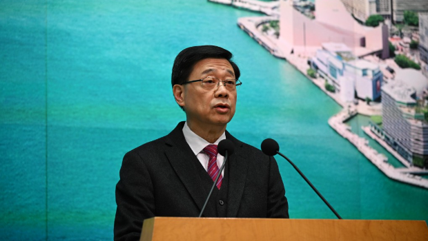 李家超行会前见记者。