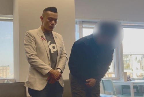 台中校园传出棒球队教练涉嫌性侵队员,该校前校长(右)在议员江和树陪同下出面致歉。( 台中校园传出棒球队教练涉嫌性侵队员,该校前校长(右)在议员江和树陪同下出面致歉。(