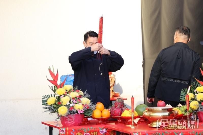 华仔在演出前在红馆进行拜神仪式，期望演出顺利。