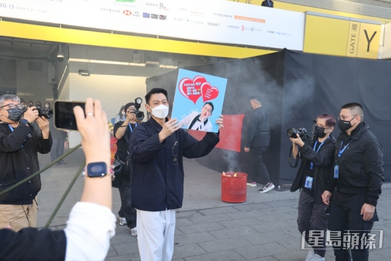 香港歌迷更趁机送上应援手幅，成功获华仔亲手接收。