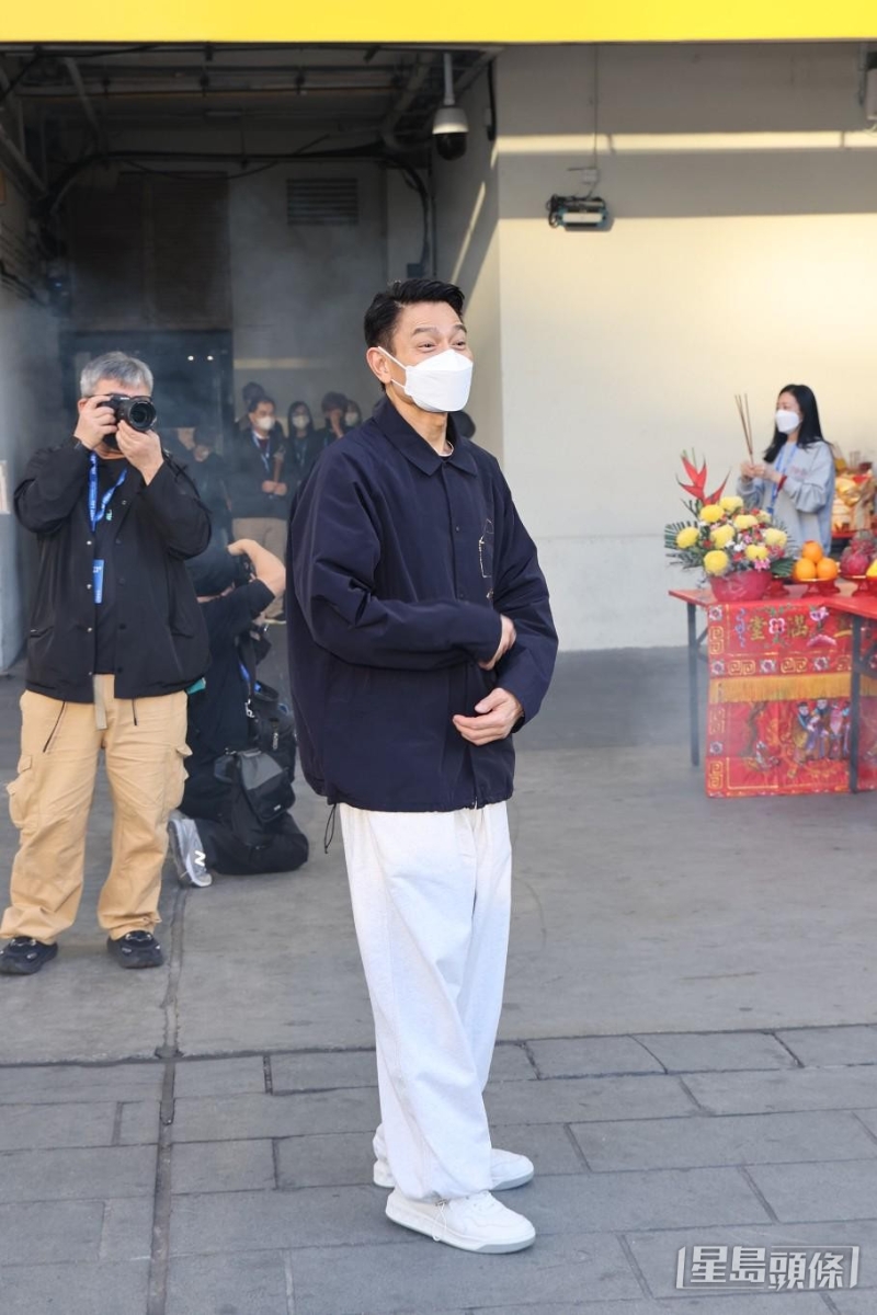 华仔上香后，刘太朱丽蒨也有上前拜神。