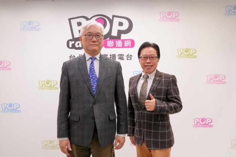 国民党副主席夏立言（左）与主持人钮则勋（右）。