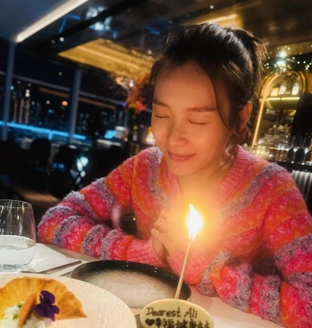 其后,李佳芯又陆续晒出多款生日蛋糕及美食佳食,让人看了不禁食指大动。 其后,李佳芯又陆续晒出多款生日蛋糕及美食佳食,让人看了不禁食指大动。