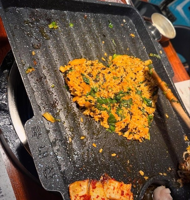 但引人注目的是其中一张将炒饭堆成心形图案的照片。 但引人注目的是其中一张将炒饭堆成心形图案的照片。