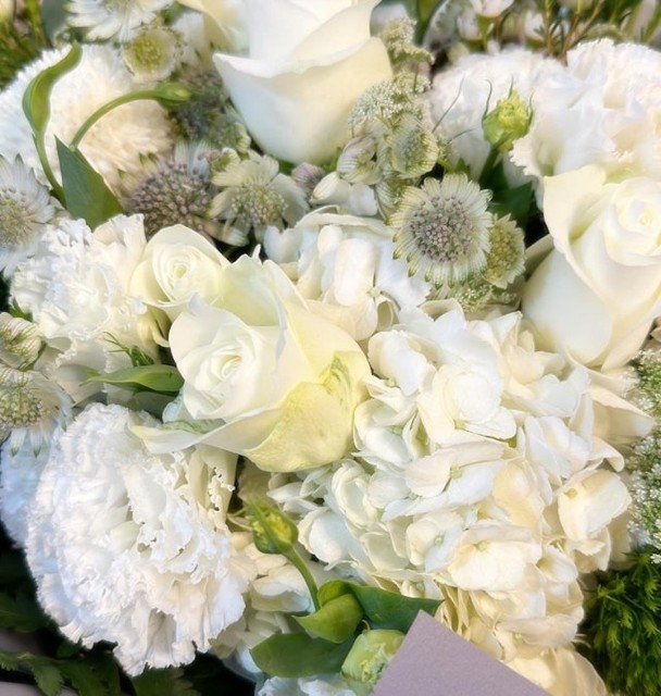 再加上大束由白玫瑰、白桔梗及小雏菊插成的靓靓花束,未知女神是否已经有新恋情,正在蜜运中呢! 再加上大束由白玫瑰、白桔梗及小雏菊插成的靓靓花束,未知女神是否已经有新恋情,正在蜜运中呢!